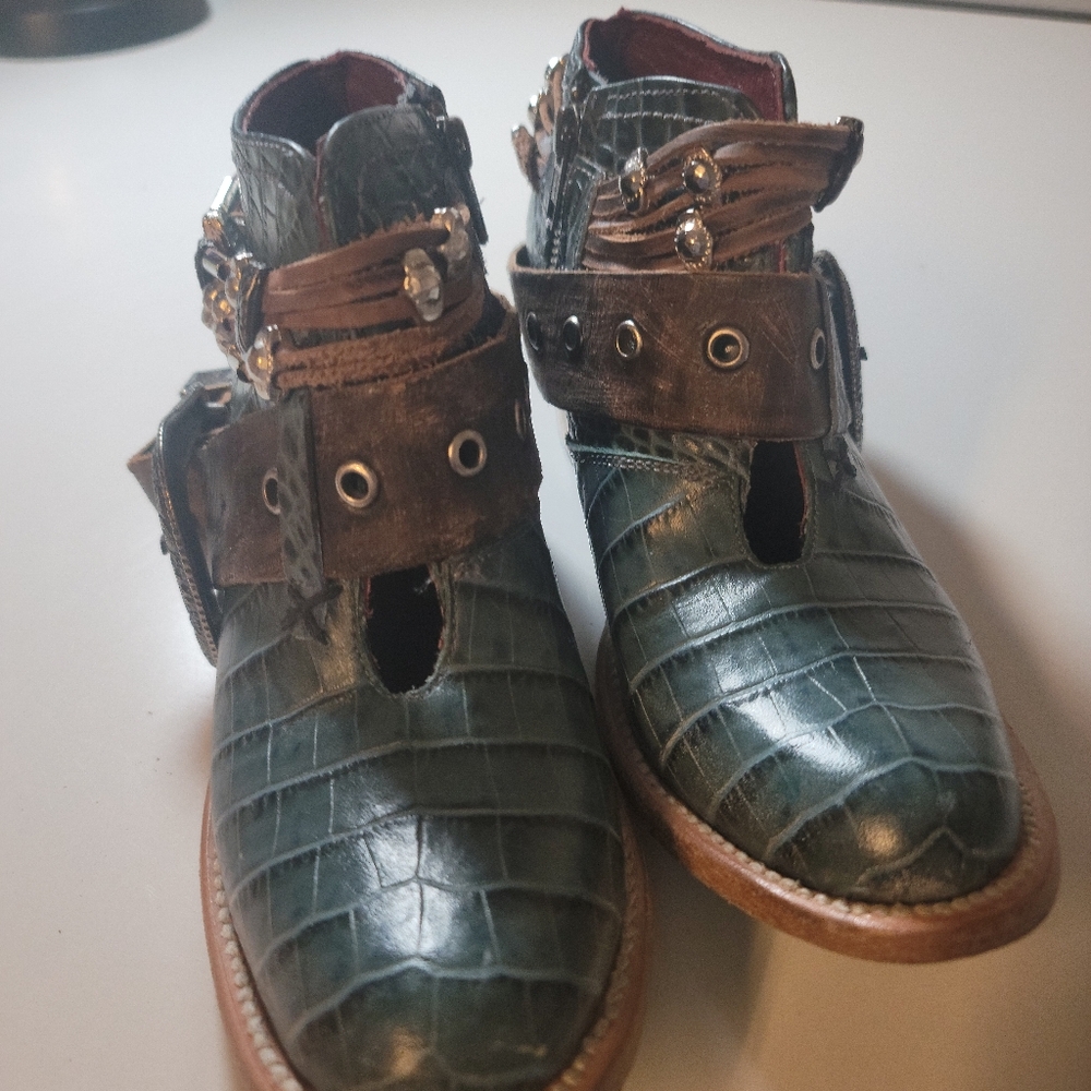 FREEBIRD by Steven Saloon Turquoise Croc Bootie Size 7